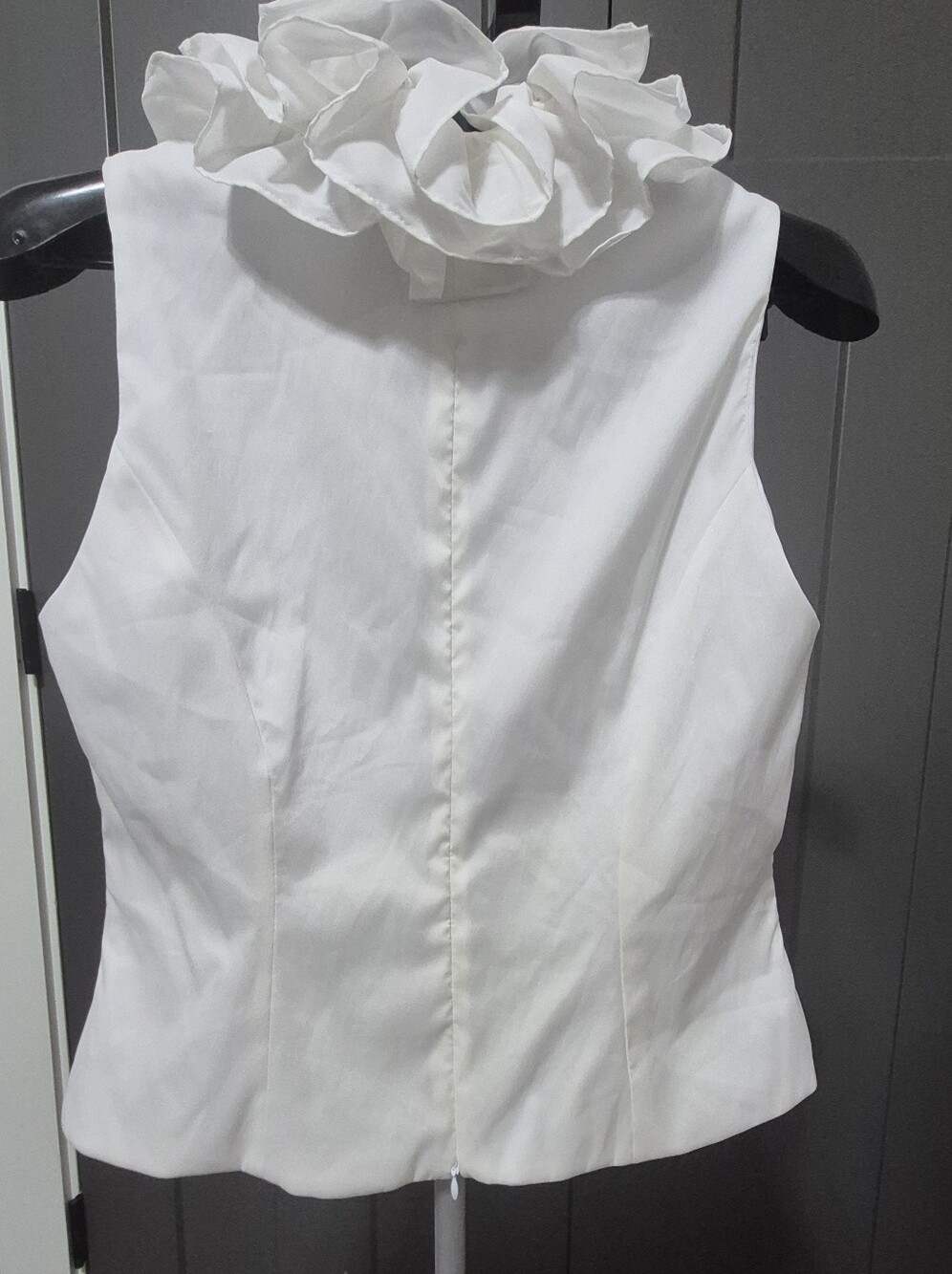 XSCAPE White Ruffle Front Sleeveless Blouse Top Size 12 Elegant Event - Picture 4 of 5